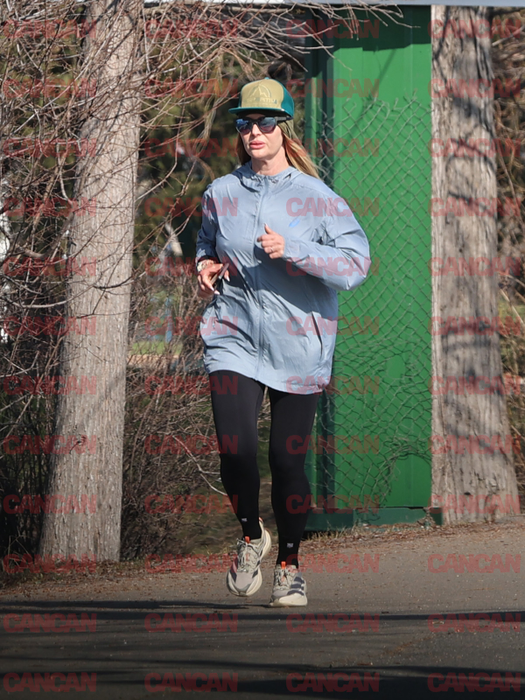 Delia, îmbrăcată sport, aleargă prin parc
