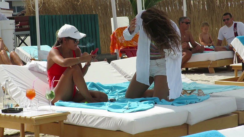 Ioana şi-a mai aprins din când în când câte o ţigară la plajă