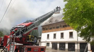 Incendiul de la Mănăstirea Râmeţ a fost stins după 7 ore. Jumătate din acoperișul ars s-a prăbușit