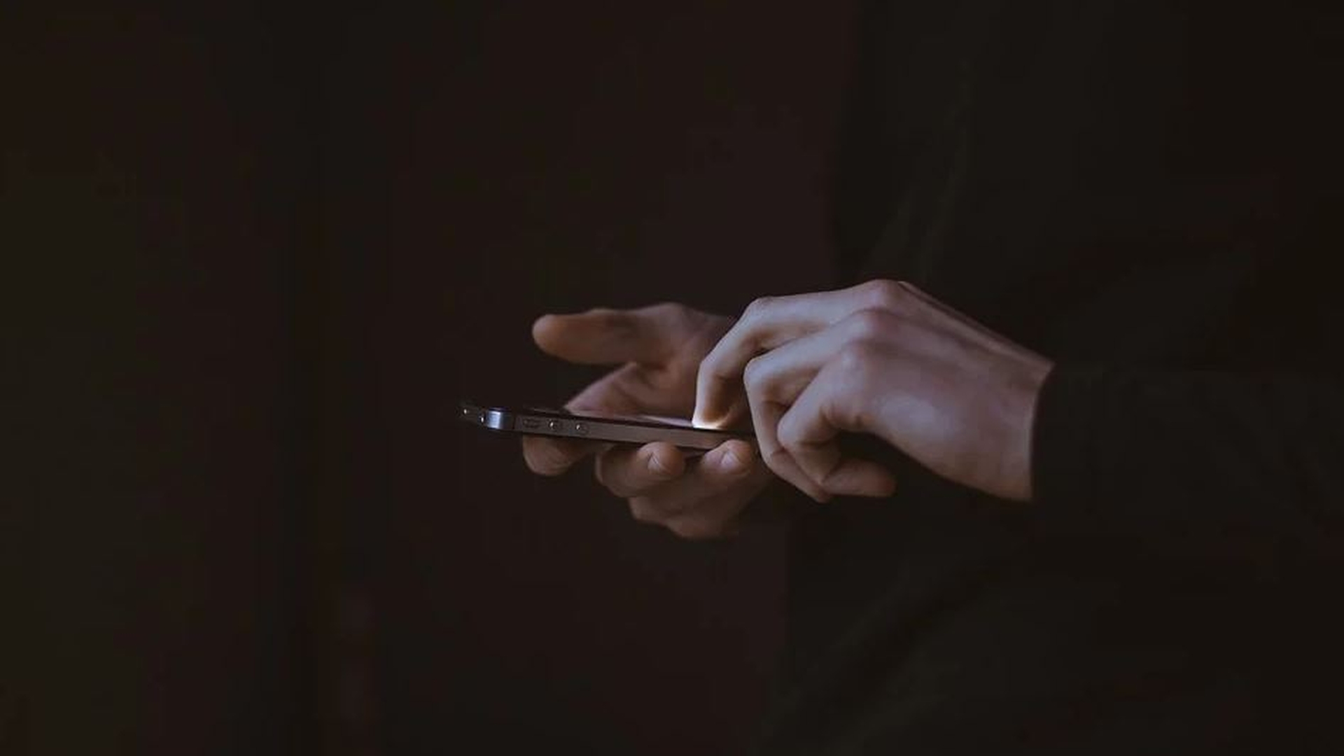 Un călugăr din Târgu Neamţ, filmat în timp ce agresa sexual un bărbat aflat în carantină. Victima a depus plângere la Poliție