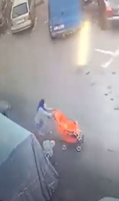 Două copile de etnie romă, filmate în timp ce fură un cărucior de copii în plină zi în Tulcea. Cum au fost surprinse mamele lor | VIDEO