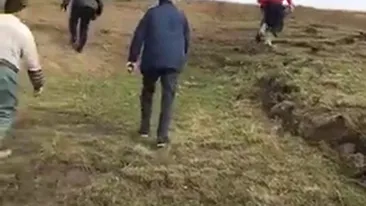 Acest fenomen straniu a strânit panică printre localnicii unei comune din Galaţi. Pământul a început să se surpe, iar apoi...