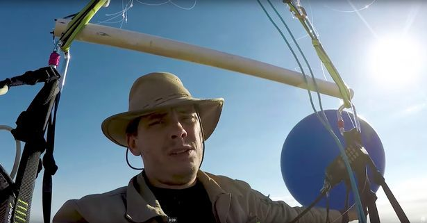 Acest tânăr a zburat cu ajutorul a 100 de baloane şi a unui scaun pliabil după ce s-a inspirat dintr-un film! Imaginile au ajuns virale într-un timp record