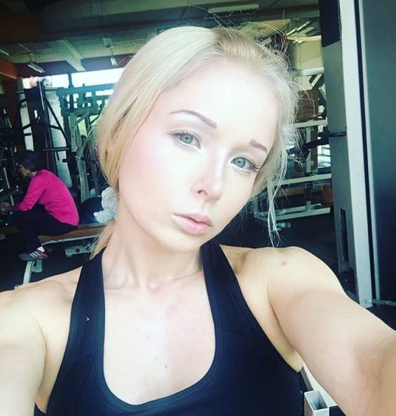 Aşa arată „păpuşa umană“ Barbie fără pic de machiaj