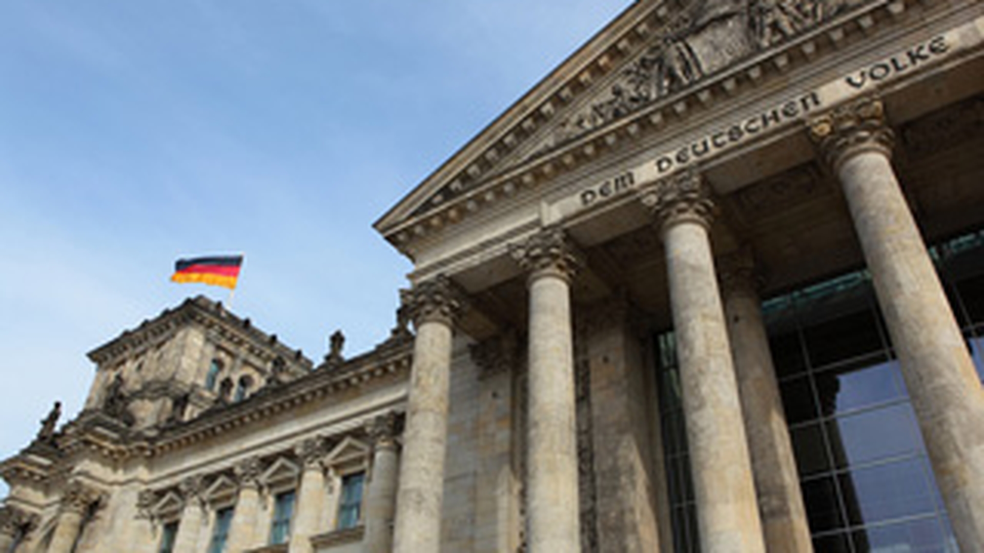 Un barbat s-a sinucis sarind de pe terasa sediului Parlamentului german