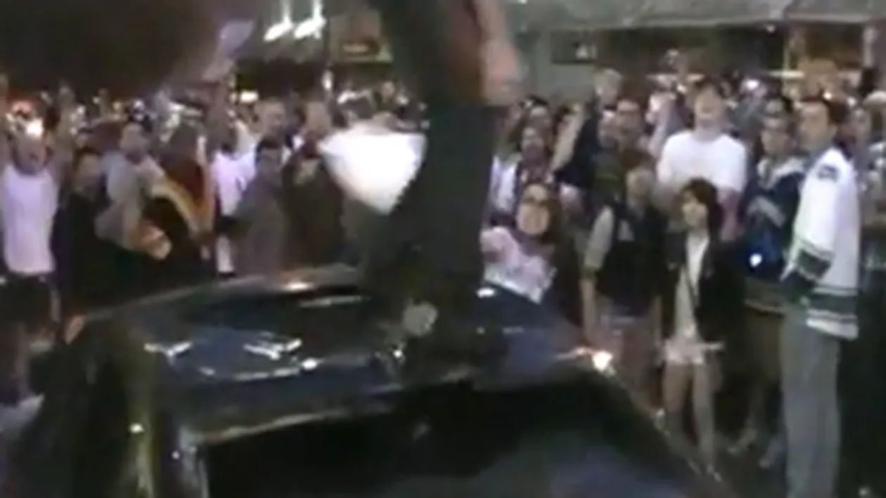 Si batuta si cu banii luati! O canadianca a vrut sa-si apere BMW-ul, dar s-a ales cu vanatai si cu masina distrusa!