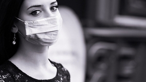 Numărul în creștere al tinerilor diagnosticați cu COVID-19 ar putea fi catastrofal. Avertismentul unei specialiste