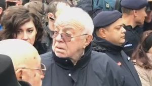 Alexandru Arşinel face totul pentru Stela Popescu! Deşi s-a spus că nu va veni la înmormântare, actorul nu a putut sta acasă. Imagini sfâşietoare! Nu s-a dezlipit nicio clipă de sicriul marii actriţe şi...