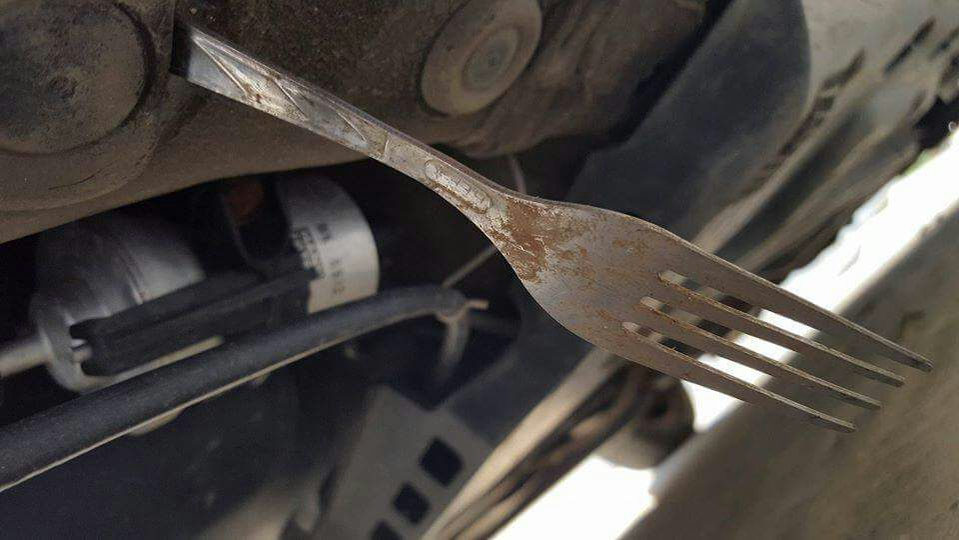 O primăriţă susţine că i se fac farmece. A fost şocată când a găsit o furculiţă înfiptă în maşină: „A fost şi într-un mormânt, după care…”