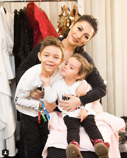 Andra, poză de album împreună cu familia de Paște. Toți au zâmbit când au văzut ce avea fiul artistei desenat pe oul încondeiat