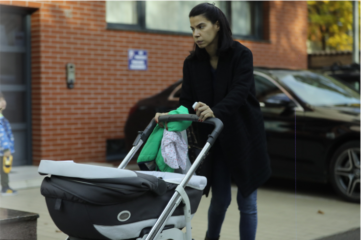 Irina Mohora împinge căruciorul unde se află Zara Elena, dar e cu ochii și după Zian