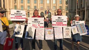 Zeci de oameni protestează în Piața Revoluției, de ziua victimei lui Dincă: „Alexandra este și copilul meu!”