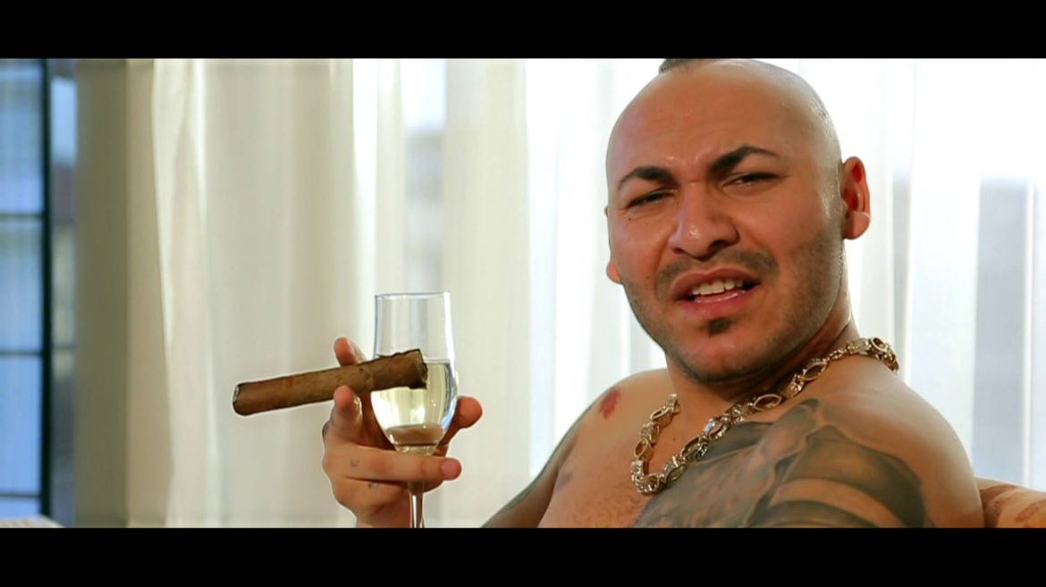 Dani Mocanu recurge la gesturi extreme pentru a-și impresiona fanii