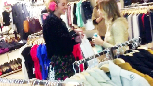 Jojo infloreste pe zi ce trece. S-a dus la mall la cumparaturi, dar a ras minute in sir cu o prietena, printre raioane