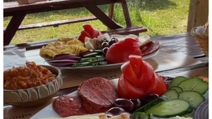 Doi turiști străini au fost „fermecați” de un preparat românesc banal. ”Atât de simplu, dar atât de aromat”