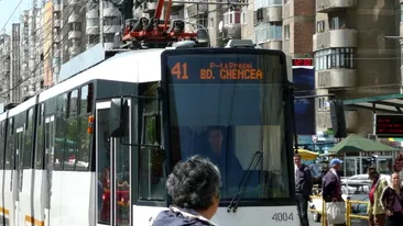 N-o sa-ti vina sa crezi cum s-a imbracat aceasta pensionara astazi in tramvaiul 41! Toti calatorii din Drumul Taberei au ras de ea