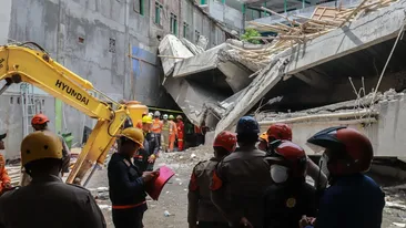 Tragedie în timpul orelor! O școală s-a prăbușit, 90 de elevi prinși sub dărâmături, în Indonezia