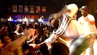 Celebrul rapper 50 CENT i-a dat un pumn unei fane în timpul unui concert. Imaginile au devenit virale instant