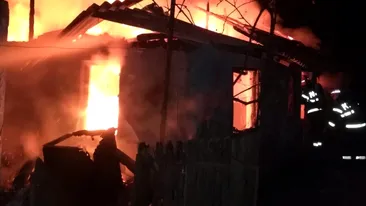 O femeie de 86 de ani, din Argeș, a murit în locuința cuprinsă de un incendiu