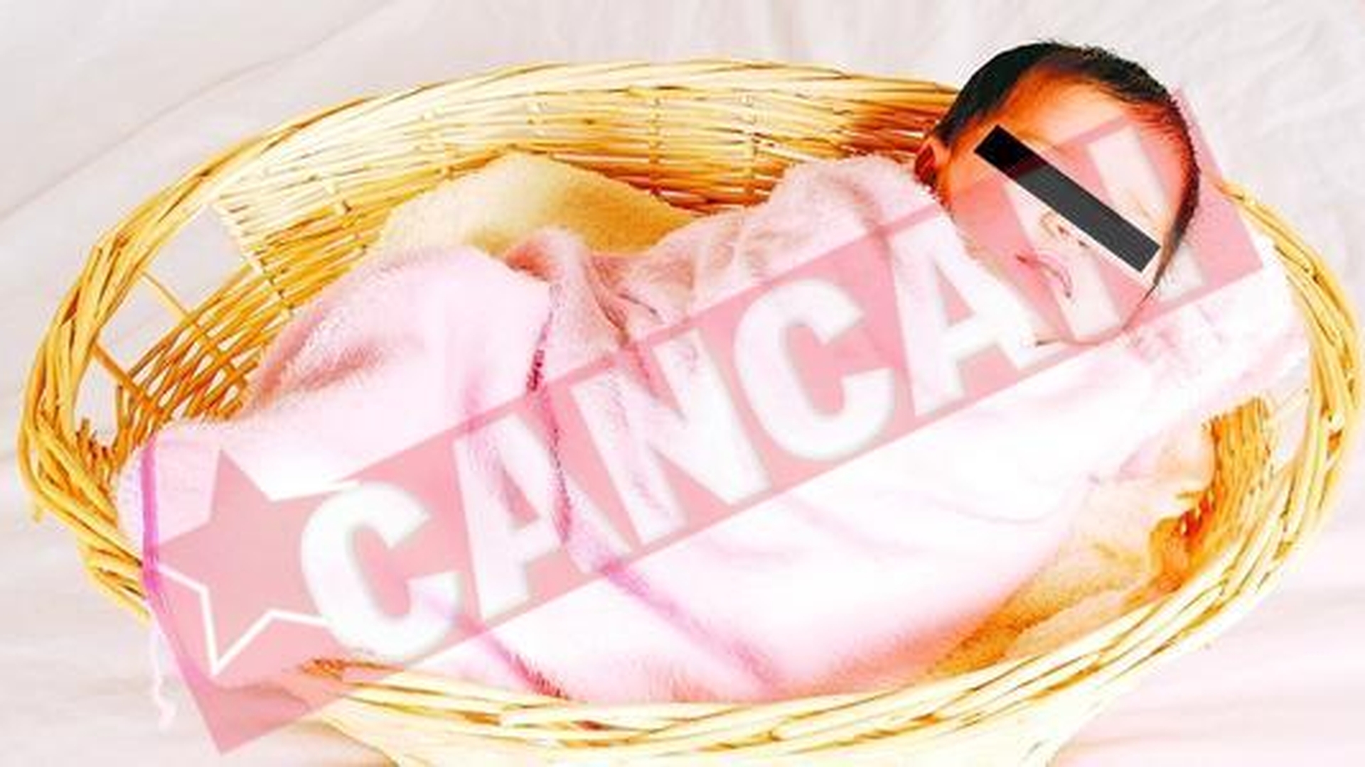 Bebelus abandonat in scara blocului