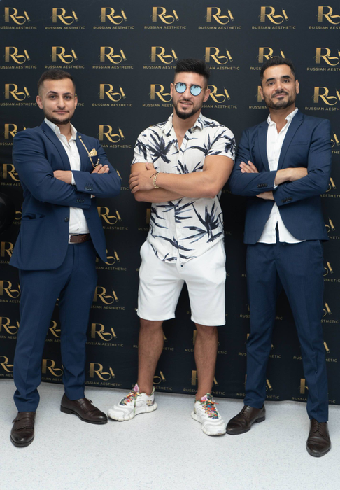 EXCLUSIV | Bogdan Mocanu a dezvăluit care a fost prima lui mașină: “M-am răsturnat cu el”. Se plimbă cu un Mustang care nu e încă al lui, iar în acte, are un Mercedes C Class Hybrid