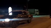 VIDEO. Sport extrem pe o stradă din Motru. S-a dat cu placa, pe zăpadă, tras de o mașină