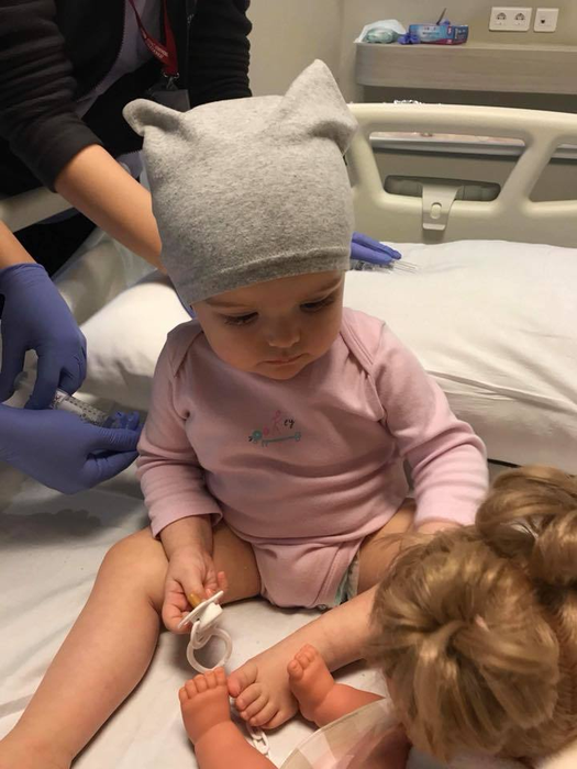 O fetiţă de doar 10 luni se luptă cu cancerul! A început a treia cură de chimioterapie, iar părinţii au nevoie de ajutor financiar
