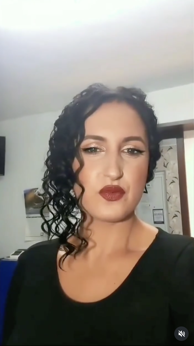 Vă mai amintiți de Andreea, tânăra care a devenit celebră la Insula iubirii cu ”șlarfii ei”? L-a părăsit pe bărbatul abuziv