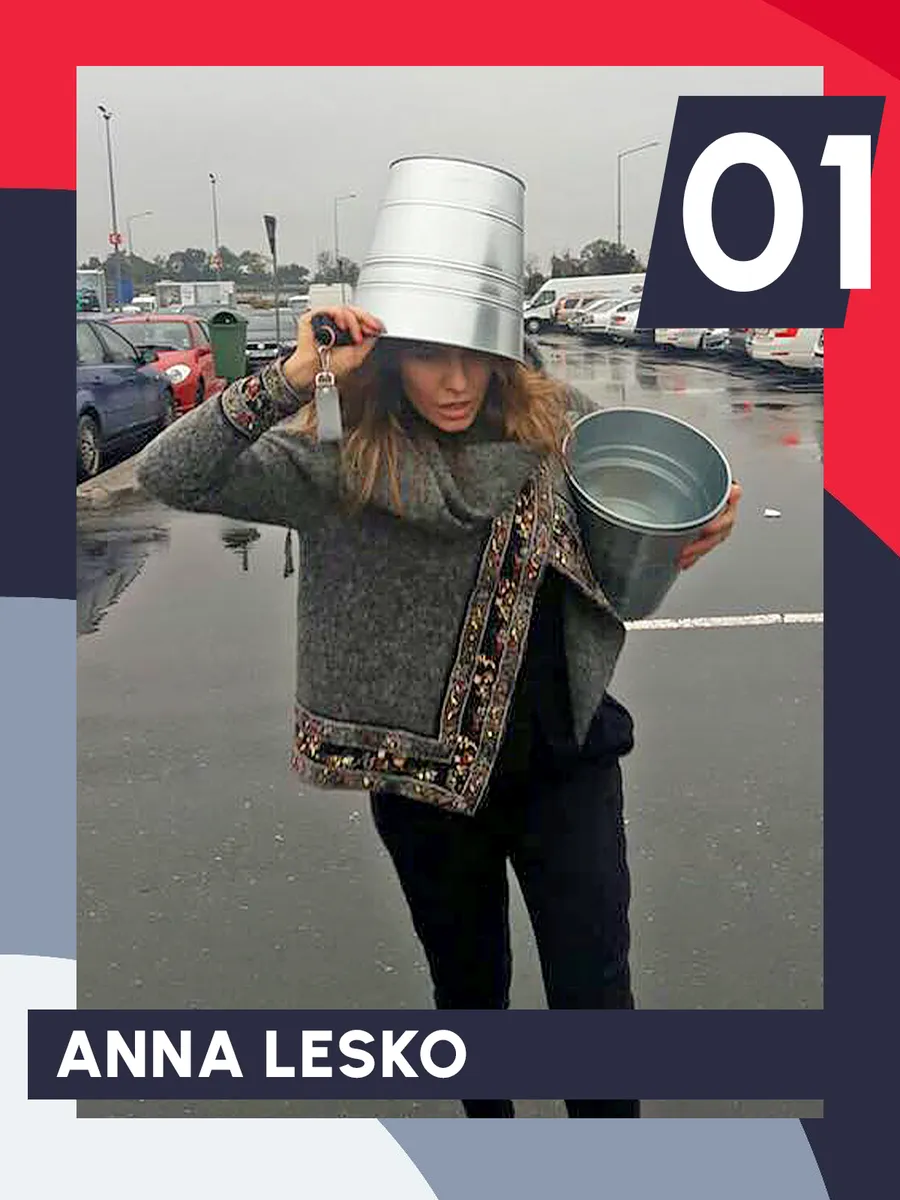 Anna Lesko, cu găleata în cap, se ferește de ploaie