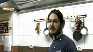 Florin Dumitrescu, cel mai tanar jurat de la MasterChef, a comis-o rau de tot! S-a facut de ras in direct - A dat foc la o tigaie si nu mai putea respira de fum