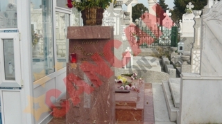 Vaduva lui Jean Constantin apare pe monumentul funerar