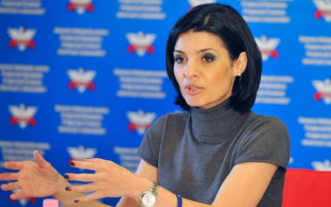 Lavinia Șandru a dat reflectoarele TV pe cele ale teatrului Excelsior: joacă rolul Doamnei Clara