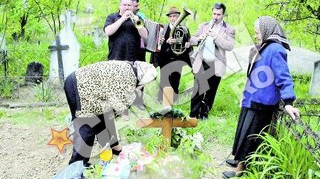 Cu taraful la cimitirul din comuna Ilovita! Dedicatii muzicale pentru morti