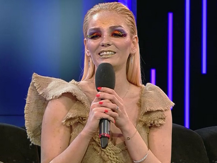 MARIA CONSTANTIN, apariţie de senzaţie în direct! S-a îmbrăcat c-un sac şi pare desprinsă din filmele SF