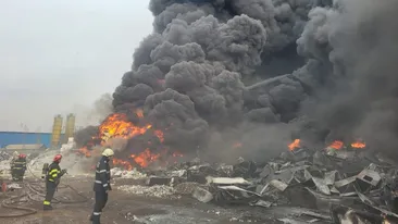 Alertă în Buzău. Un nor de fum negru s-a extins în tot județul, după ce o hală a fost cuprinsă de flăcări