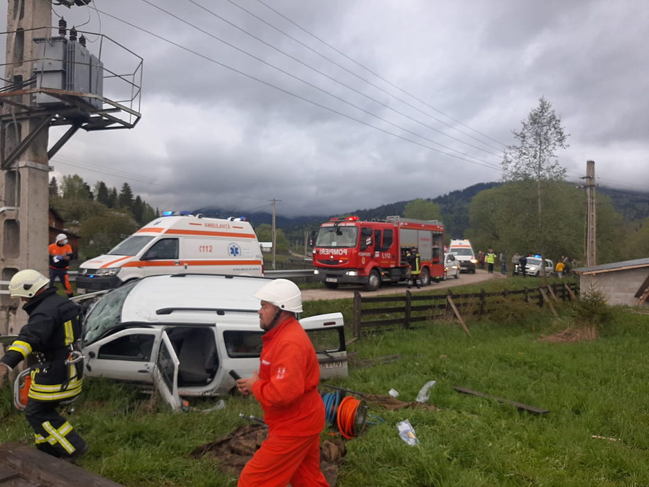 Accident grav în Suceava! O persoană a murit și alte 5 au fost rănite, după ce o mașină a intrat în stâlp. FOTO