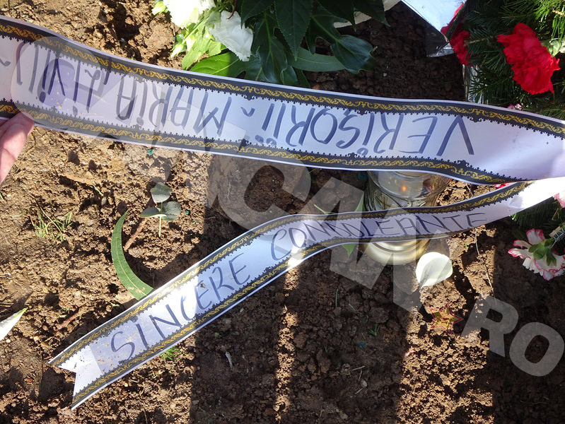 EXCLUSIV! Imaginile durerii! Victor Spirescu a fost înmormântat în cadrul unei ceremonii restrânse! Gestul sfâşietor făcut la groapă de mama lui