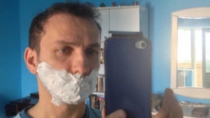 Pitipoancele ar fi invidioase pe Mihai Traistariu. Artistul adora sa se pozeze in oglinda, imbracat in chiloti, prosop sau halat