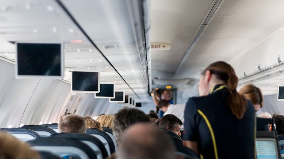O stewardesă româncă a fost bătută și amenințată cu moartea de un pasager arab, într-un avion care zbura la Dubai