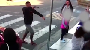 O mamă a ucis un hoț înarmat, care a încercat să jefuiască elevii și părinții aflați în fața unei școli. Imaginile sunt șocante