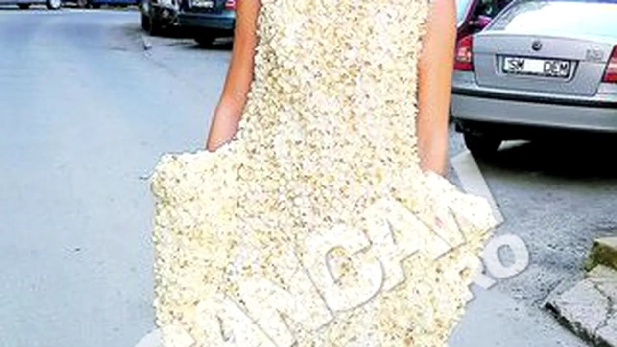 Rochie de mireasa din popcorn! Creatia vestimentara a designerului a inghitit 20 de pungi de floricele