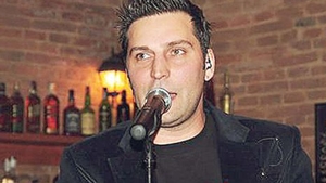 Il mai tii minte pe Adrian Filip, cantaretul din vechea trupa Axxa?! A devenit tatic si are ganduri mari pentru fiul lui!
