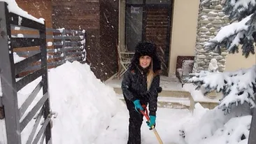 Au dat tocurile pe lopeti si raclete! Vezi aici cum au facut fata vedetele codului portocaliu de ninsoare!