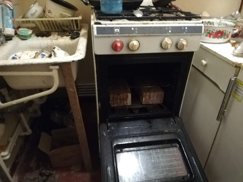 Explozie într-un bloc din Galați. O persoană a ajuns la spital și cinci apartamente au fost avariate