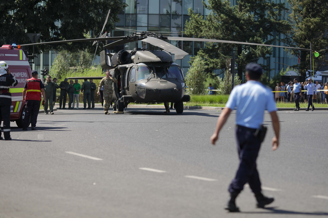 Un elicopter american a aterizat de urgență în Piața Charles de Gaulle din Capitală (Foto: INQUAM PHOTOS)