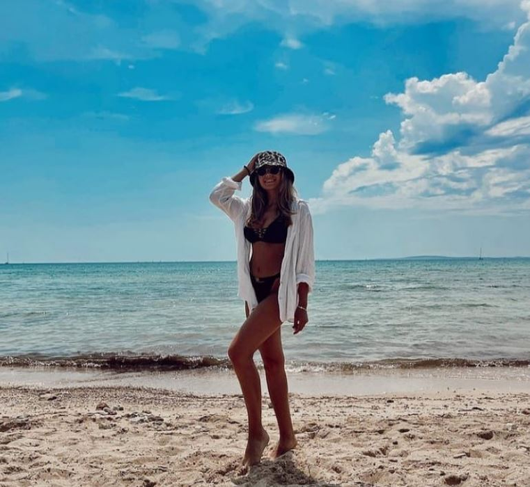 Iubita lui Dennis Man, fotbalistul aflat pe lista lui AC Milan, o adevărată bombă-sexy! Fotografii incendiare cu Alexandra Ionela, fostă Miss Arad în 2014| GALERIE FOTO