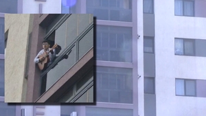 Un bărbat de 39 de ani, din Chiajna, amenință că se aruncă de la etajul 5. Negocieri cu serenade: din când în când, iese la balcon și cântă la chitară