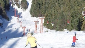 Patru turişti, răniţi pe pârtiile din staţiunile de pe Valea Prahovei