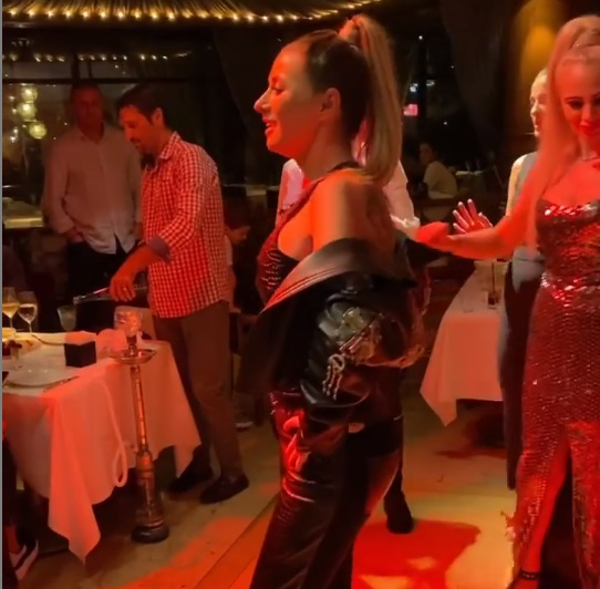 Anamaria Prodan s-a dat în spectacol pe manele într-un restaurant de lux din Dubai. A fost filmată în timp ce se săruta pasional cu soțul ei, Laurențiu Reghecampf