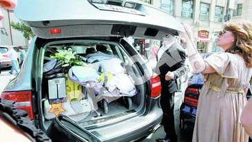 Luminita Anghel si-a botezat copilul in biserica unde s-a rugat pentru fericire si familie! Paziti de sase bodyguarzi